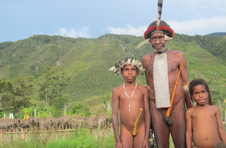 Busana Kesenian Papua yang Memukau